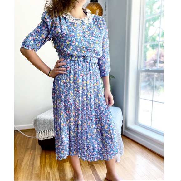 Vintage Dresses & Skirts - Vintage Floral Belted Pleat Lace Collar Midi Dress